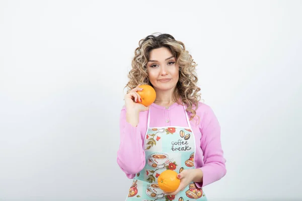 Portrait Jeune Femme Bouclée Tablier Posant Avec Des Oranges Photo — Photo