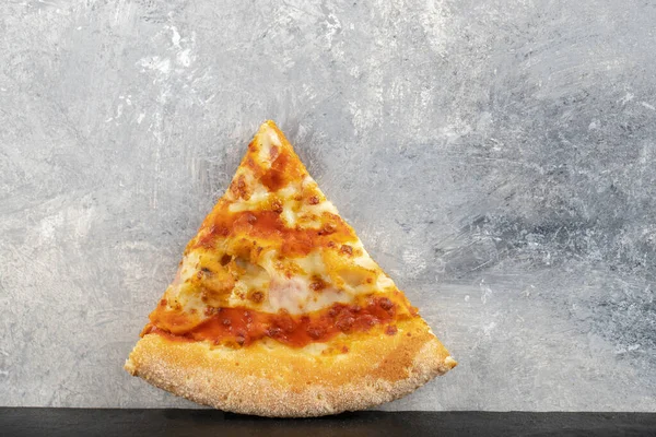 Кусок Горячей Вкусной Пиццы Каменном Фоне Высокое Качество Фото — стоковое фото