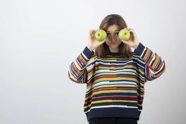 Egy Fiatal Alkalmi Ruhában Zöld Almát Tart Szeme Előtt Kiváló — Stock Fotó