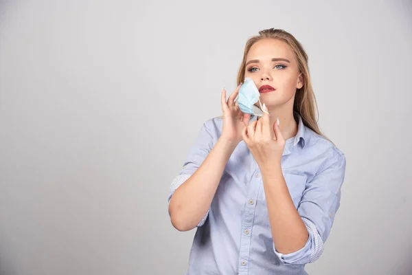 Imagem Mulher Loira Usando Máscara Facial Médica Foto Alta Qualidade — Fotografia de Stock