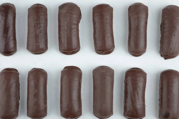 Rouleaux Crème Chocolat Avec Crème Lait Isolée Sur Fond Blanc — Photo