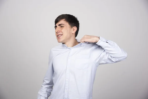 Retrato Joven Empleado Que Siente Caliente Sobre Fondo Gris Foto —  Fotos de Stock