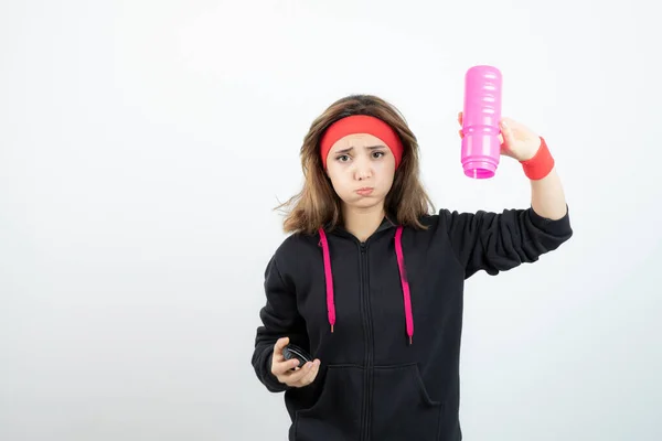 Hermosa Mujer Deportiva Sosteniendo Botella Con Agua Pared Blanca —  Fotos de Stock