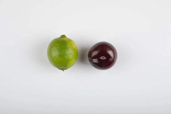 Fruits Lime Mûrs Prune Fraîche Sur Fond Blanc Photo Haute — Photo