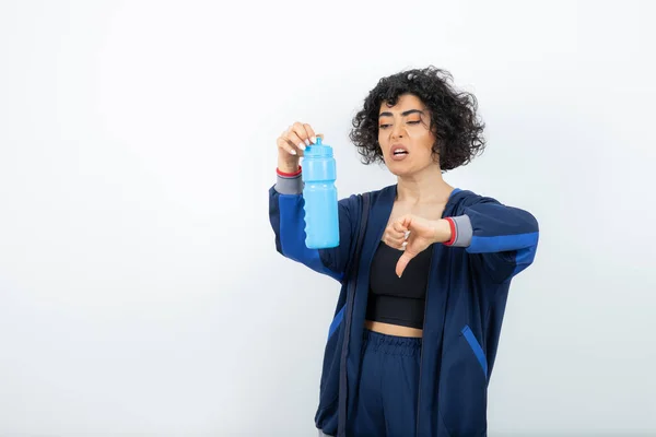 Hermosa Mujer Deportiva Ajuste Sosteniendo Botella Agua Azul Foto Alta — Foto de Stock