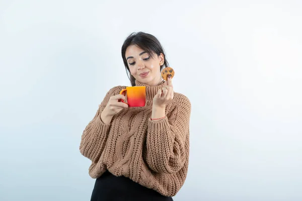 Skott Vacker Kvinna Stickade Kläder Med Kopp Och Kaka Stående — Stockfoto