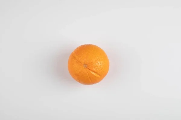 Egyetlen Teljesen Friss Narancs Fehér Felületen Elkülönítve Kiváló Minőségű Fénykép — Stock Fotó