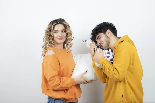 Par Jóvenes Amigos Pie Sosteniendo Almohadas Foto Alta Calidad —  Fotos de Stock