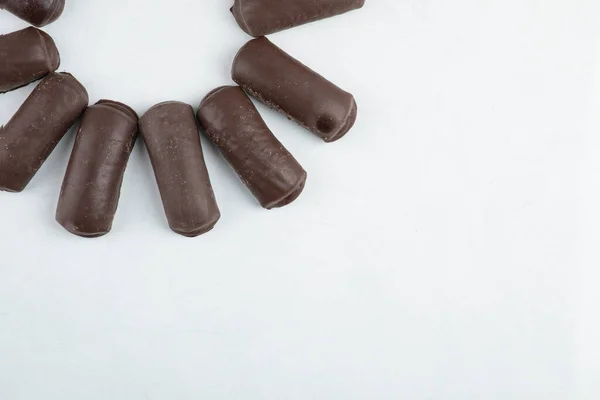 Rollos Crema Chocolate Con Crema Leche Aislada Sobre Fondo Blanco — Foto de Stock