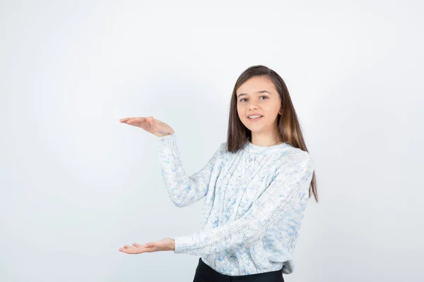 Młoda Nastolatka Stoi Pokazuje Rozmiar Rękami Nad Białą Ścianą Wysokiej — Zdjęcie stockowe