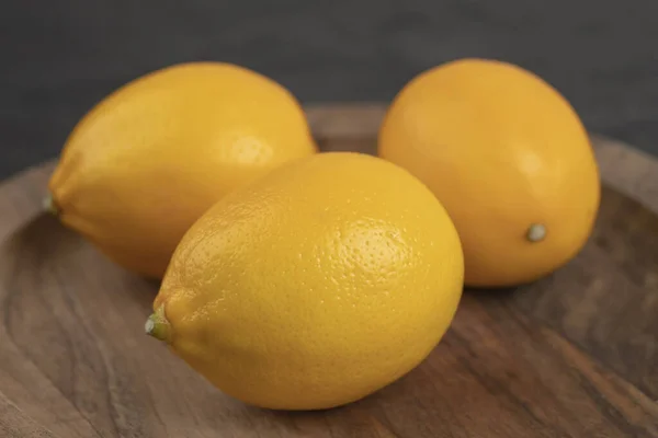 Limoni Freschi Maturi Gialli Posti Piastra Legno Foto Alta Qualità — Foto Stock