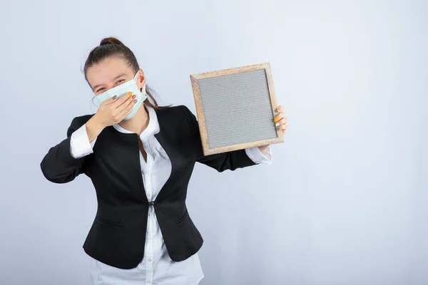 Portret Van Een Jonge Vrouw Gezichtsmasker Met Frame Een Witte — Stockfoto