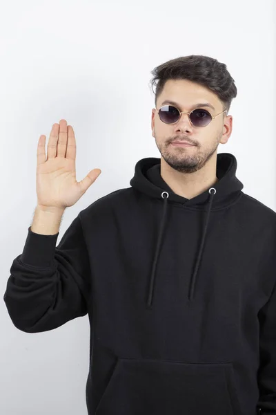 Foto Joven Guapo Con Gafas Mostrando Señal Stop Foto Alta —  Fotos de Stock