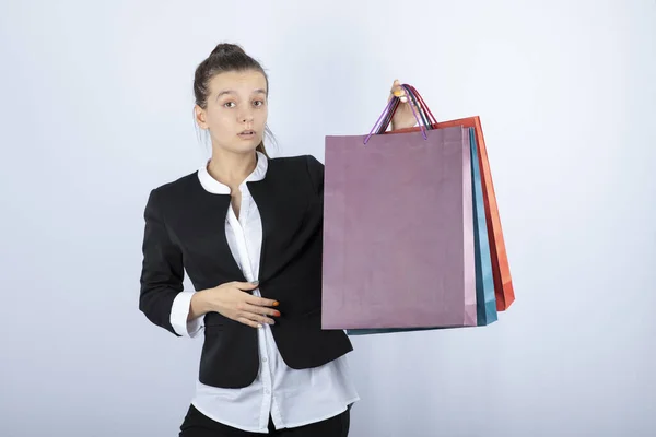 Portret Van Een Mooie Vrouw Met Staande Winkelen Poseren Een — Stockfoto