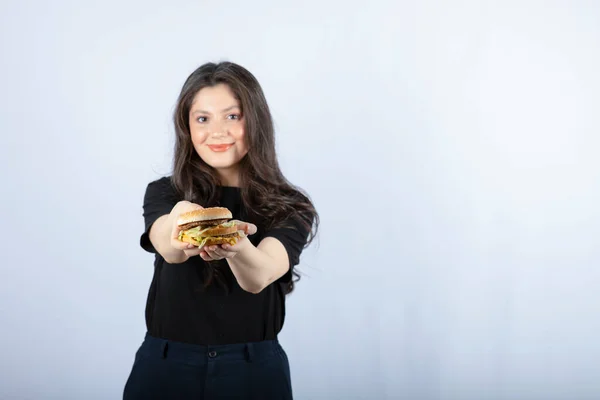 Porträt Einer Positiven Frau Die Mit Leckerem Burger Auf Weißem — Stockfoto