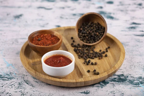 Zwarte Peper Maïs Houten Plank Geplaatst Marmeren Achtergrond Hoge Kwaliteit — Stockfoto