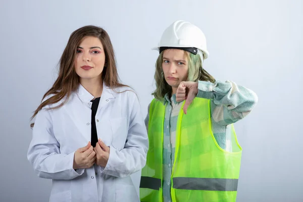 Jonge Vrouwelijke Arts Vrouwelijke Ingenieur Staan Geven Duimen Naar Beneden — Stockfoto