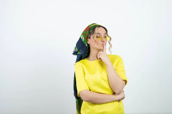 Imagem Mulher Bonita Headkerchief Posando Óculos Foto Alta Qualidade — Fotografia de Stock