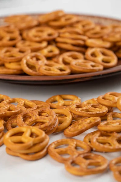 Piatto Marrone Pretzel Secchi Salati Posto Sfondo Bianco Foto Alta — Foto Stock