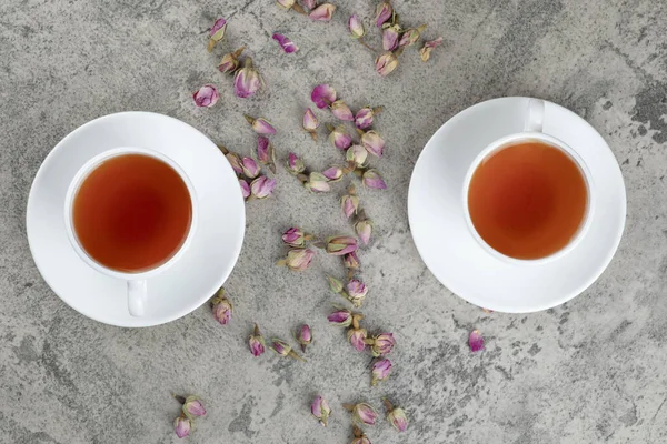 Twee Kopjes Zwarte Thee Met Gedroogde Bloemen Marmeren Ondergrond Hoge — Stockfoto