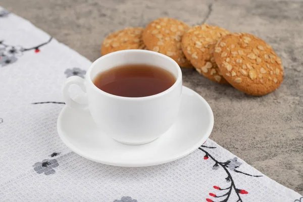 White Cup Hot Tea Oatmeal Cookies Tablecloth High Quality Photo — Stock Photo, Image