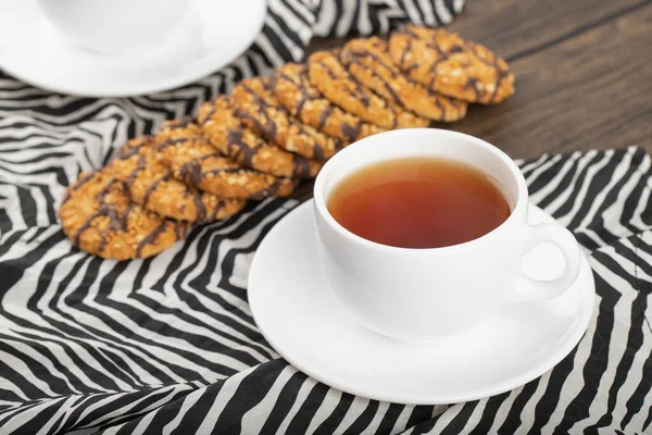 Galletas Multigrano Con Tazas Blancas Caliente Colocadas Sobre Una Mesa — Foto de Stock