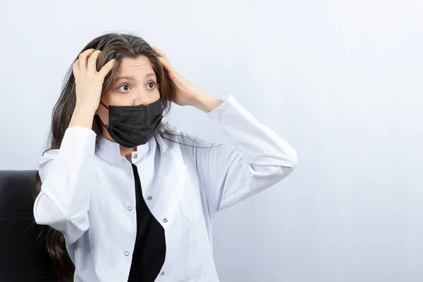 Retrato Doctora Máscara Médica Bata Blanca Discutiendo Con Alguien Foto — Foto de Stock