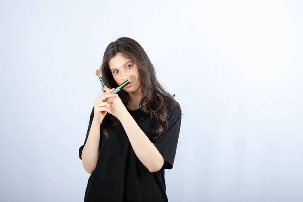 Portrait Jeune Modèle Avec Maquillage Avec Brosses Debout Sur Fond — Photo