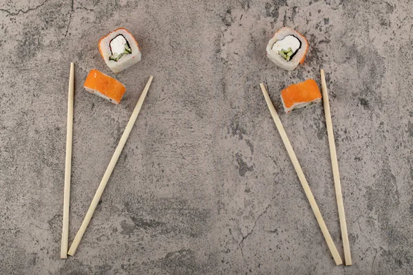 Sushi Tradicional Filadélfia Rola Com Salmão Superfície Pedra Foto Alta — Fotografia de Stock