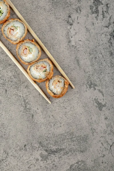 Deliciosos Rolos Sushi Quente Pauzinhos Superfície Pedra Foto Alta Qualidade — Fotografia de Stock