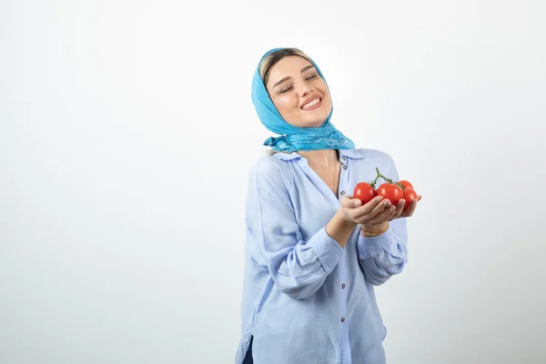 Photo Young Woman Blue Shawl Holding Red Tomatoes High Quality — Stock Photo, Image