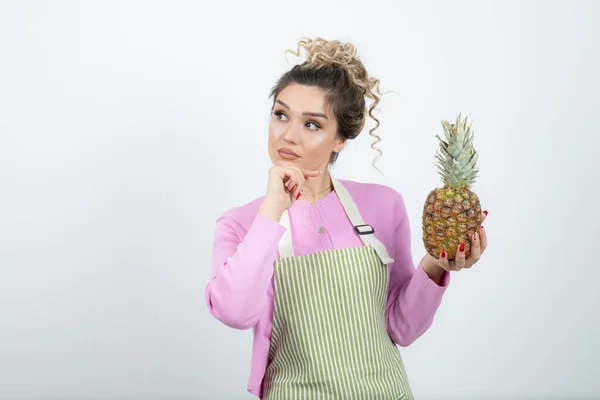Młoda Kobieta Fartuchu Pokazuje Dojrzały Świeży Ananas Wysokiej Jakości Zdjęcie — Zdjęcie stockowe