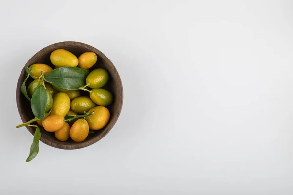 Tigela Madeira Kumquats Amarelos Com Folhas Fundo Branco Foto Alta — Fotografia de Stock