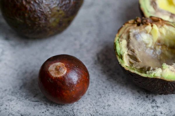 Köstliche Scheiben Geschnittene Avocado Und Kern Auf Stein Hintergrund Gelegt — Stockfoto