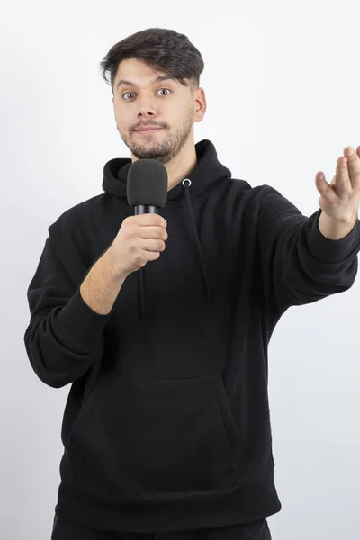 Retrato Cantante Guapo Cantando Micrófono Foto Alta Calidad —  Fotos de Stock