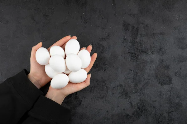 Vrouwelijke Handen Met Een Stapel Rauwe Eieren Zwarte Achtergrond Hoge — Stockfoto