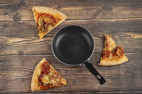 Вкусные Ломтики Пиццы Пепперони Сыром Вокруг Черной Сковороды Высокое Качество — стоковое фото