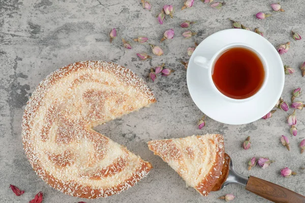 Вкусный Сладкий Пирог Чашкой Чая Мраморном Фоне Высокое Качество Фото — стоковое фото