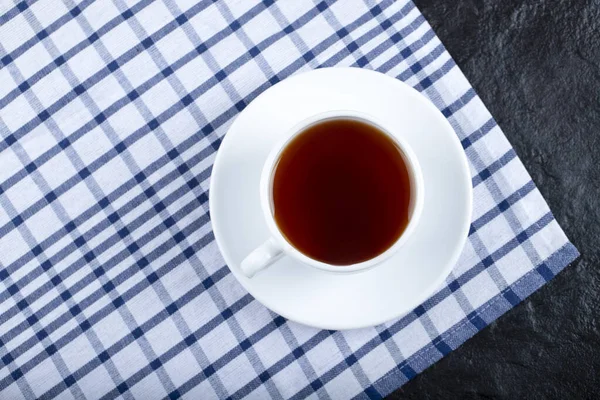 Tasse Heißen Tee Mit Blauer Tischdecke Auf Schwarzem Hintergrund Foto — Stockfoto