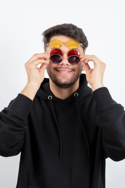 Retrato Joven Confiado Con Peinado Gafas Con Estilo Foto Alta —  Fotos de Stock