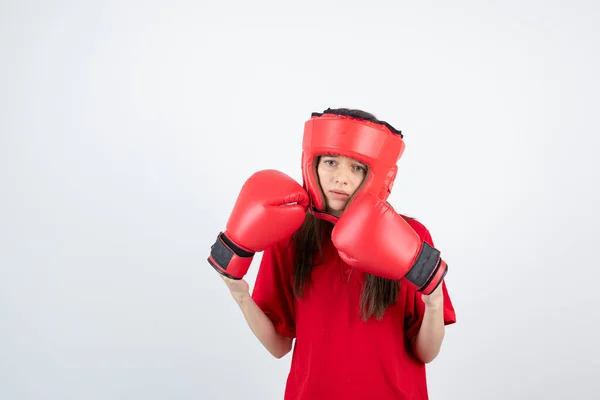 Imagen Joven Adolescente Uniforme Rojo Sosteniendo Guante Boxeo Foto Alta — Foto de Stock