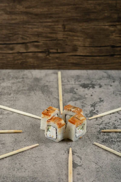 Sushi Frito Com Pauzinhos Caderno Sobre Fundo Pedra Foto Alta — Fotografia de Stock