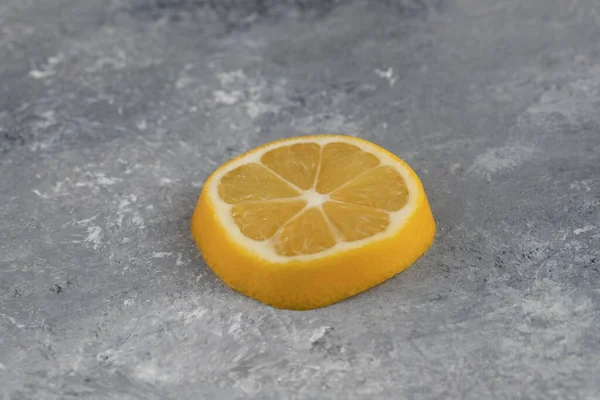 Один Шматочок Кислого Лимона Мармуровому Фоні Високоякісна Фотографія — стокове фото