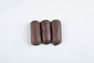 Beyaz arka planda üç tatlı, taze çikolatalı kek. Yüksek kalite fotoğraf