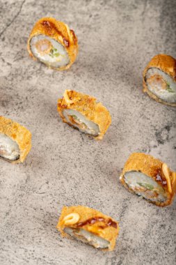 Taş bir masanın üzerine taze lezzetli suşi ruloları. Yüksek kalite fotoğraf