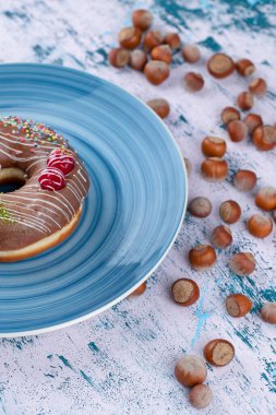 Sağlıklı fındıklı lezzetli çikolatalı donut tabağı. Yüksek kalite fotoğraf