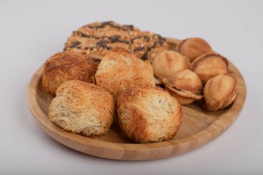 Tahta kesme tahtasına yerleştirilmiş tatlı atıştırmalıklar. Yüksek kalite fotoğraf