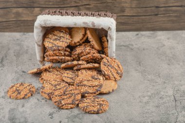 Sepetinden çikolata jöleli yeni pişmiş çoklu tahıllı kurabiyeler. Yüksek kalite fotoğraf
