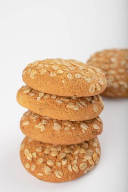 Beyaz arka plana yerleştirilmiş çok tahıllı kurabiyeler. Yüksek kalite fotoğraf