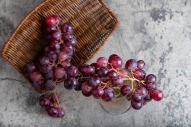 Taş zeminde taze kırmızı üzümlü bir bardak beyaz şarap. Yüksek kalite fotoğraf